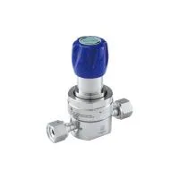Регулятор AMFLO UHP AU23 Материал: Код Z (Body,Poppet, Nozzle,Diaphragm,Gland-SUS316L,Seat: PCTFE) ; Поверхность 0.13 um; 4х портовый с манометрами, вх. давл. 206 бар, CV-0.9
